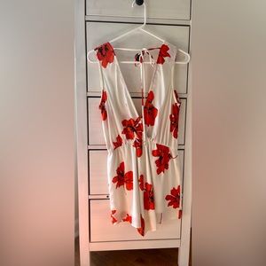 Sleeveless romper with bright flower pattern